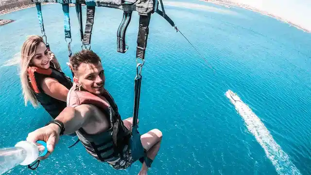parasailing-Hurghada-Vylety-letani-na-lane-za-motorovym-clunem-Zavesne-letani-padak-Vylet-letat-s-padakem-Vylet-parasiling-V-Hurghade