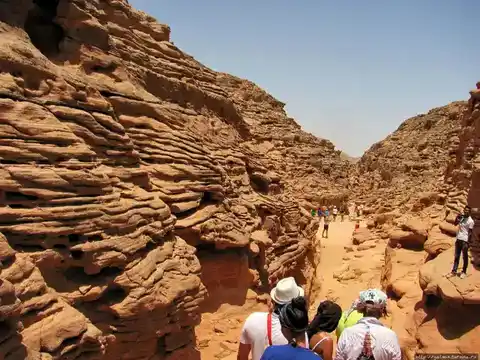 výlety-v-Egyptě-Výlet-Barevný-Kaňón-šarm-el-šeik-Modrá-díra-Dahab-výlet-do-Dahabu-Kaňon-Sharm-el-Sheikh-BLUE-HOLE-canyon